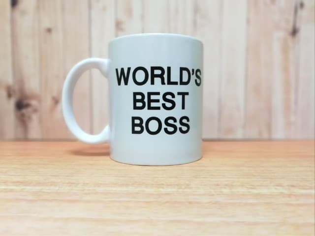 สกรีนแก้วมัคสีขาวข้อความ WORLD'S BEST BOSS | รับสกรีนโลโก้ ไม่มีขั้นต่ำ 1 ชิ้นก็ทำได้