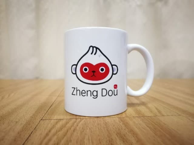 สกรีนแก้วมัคสีขาวโลโก้ Zheng Dou | รับสกรีนโลโก้ ไม่มีขั้นต่ำ 1 ชิ้นก็ทำได้