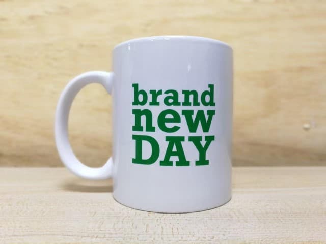 สกรีนแก้วมัคสีขาวโลโก้ brand new day | รับสกรีนโลโก้ ไม่มีขั้นต่ำ 1 ชิ้นก็ทำได้