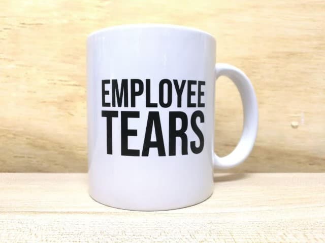 สกรีนแก้วมัคสีขาว ข้อความ EMPLOYEE TEARS | รับสกรีนโลโก้ ไม่มีขั้นต่ำ 1 ชิ้นก็ทำได้