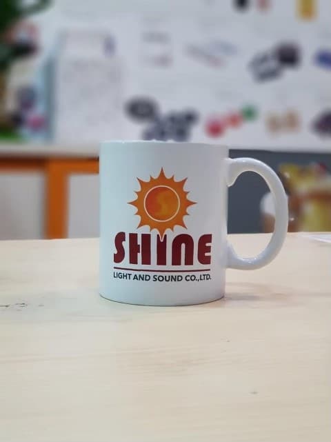 สกรีนแก้วมัคสีขาว รูปพร้อมข้อความ SHINE | รับสกรีนโลโก้ ไม่มีขั้นต่ำ 1 ชิ้นก็ทำได้