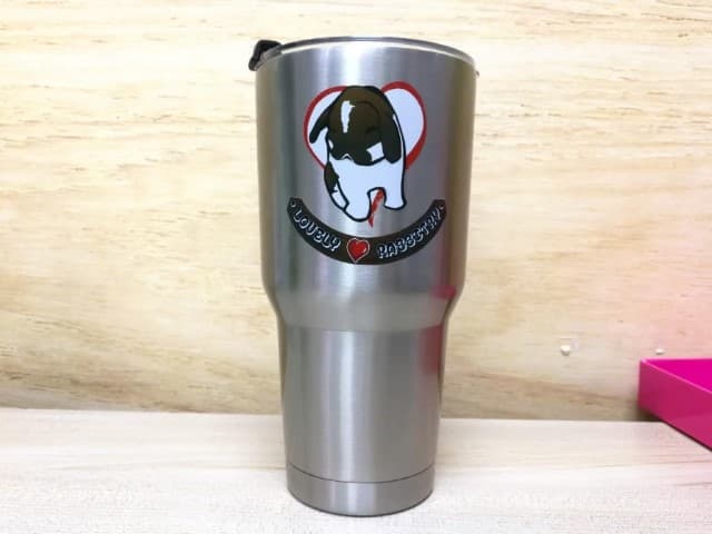 สกรีนแก้ว YETI ข้อความ LOVELY RABBITRY | รับสกรีนโลโก้ ไม่มีขั้นต่ำ