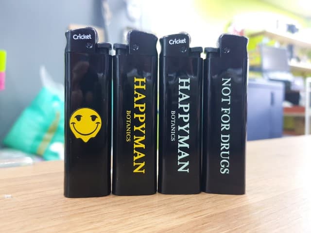 สกรีนไฟเเช็ค HAPPY MAN | รับสกรีนโลโก้ สกรีนราคาถูก งานด่วน ไม่มีขั้นต่ำ
