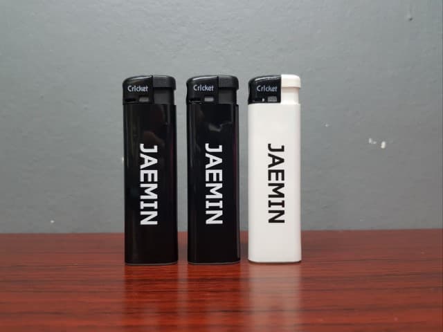 สกรีนไฟเเช็ค JAEMIN | รับสกรีนโลโก้ สกรีนราคาถูก งานด่วน ไม่มีขั้นต่ำ