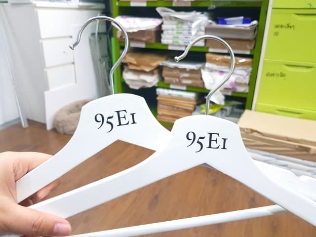 สกรีนไม้แขวนเสื้อ 95E1 | รับสกรีนโลโก้ ราคาถูก ไม่มีขั้นต่ำ