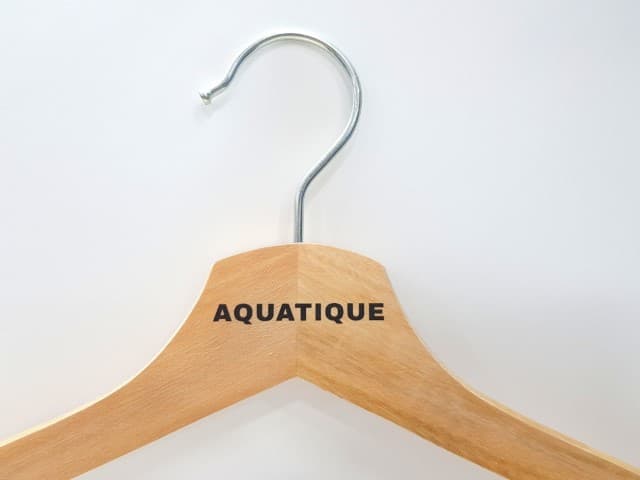 สกรีนไม้แขวนเสื้อ AQUATIQUE | รับสกรีนโลโก้ ราคาถูก ไม่มีขั้นต่ำ