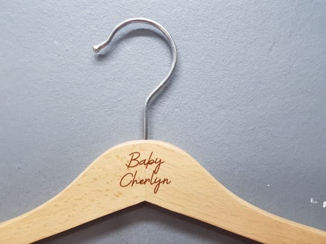 สกรีนไม้แขวนเสื้อ Baby cherlyn | รับสกรีนโลโก้ ราคาถูก ไม่มีขั้นต่ำ