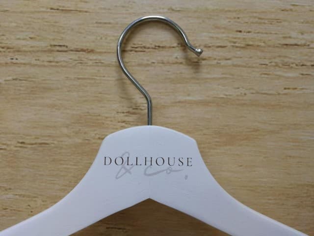สกรีนไม้แขวนเสื้อ DOLL HOUSE | รับสกรีนโลโก้ ราคาถูก ไม่มีขั้นต่ำ