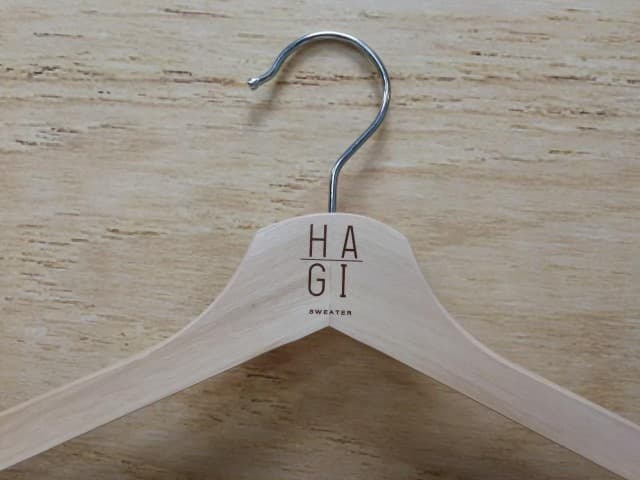 สกรีนไม้แขวนเสื้อ HAGI