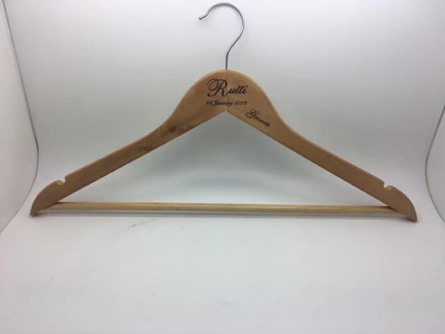 สกรีนไม้แขวนเสื้อ Hanger Rutti | รับสกรีนโลโก้ ราคาถูก ไม่มีขั้นต่ำ