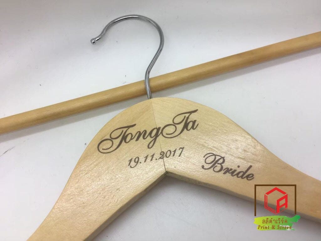สกรีนไม้แขวนเสื้อ Hanger TongTa | รับสกรีนโลโก้ ราคาถูก ไม่มีขั้นต่ำ