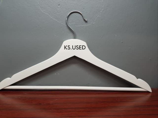 สกรีนไม้แขวนเสื้อ KS.USED | รับสกรีนโลโก้ ราคาถูก ไม่มีขั้นต่ำ