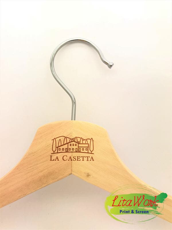 สกรีนไม้แขวนเสื้อ LA CASETTA | รับสกรีนโลโก้ ราคาถูก ไม่มีขั้นต่ำ 1 ชิ้นก็ทำได้
