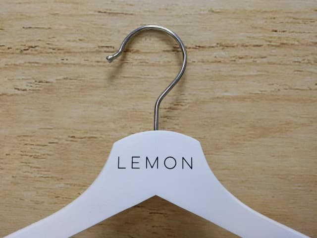 สกรีนไม้แขวนเสื้อ LEMON | รับสกรีนโลโก้ ราคาถูก ไม่มีขั้นต่ำ