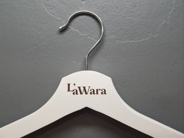 สกรีนไม้แขวนเสื้อ LaWara | รับสกรีนโลโก้ ราคาถูก ไม่มีขั้นต่ำ