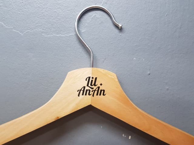สกรีนไม้แขวนเสื้อ Liu AnAn | รับสกรีนโลโก้ ราคาถูก ไม่มีขั้นต่ำ