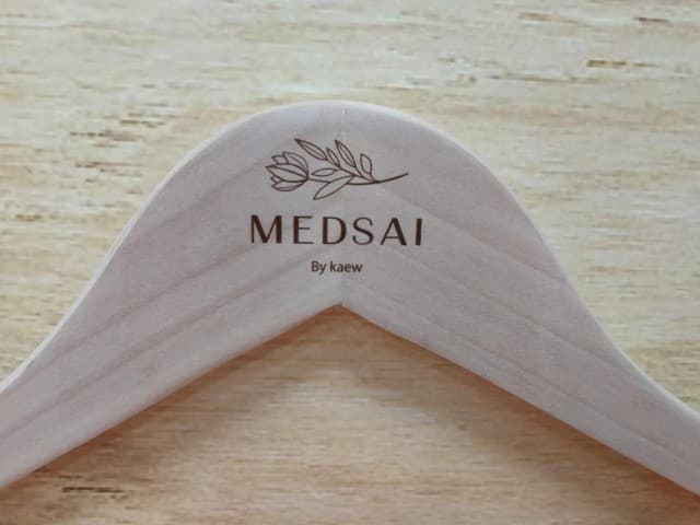 สกรีนไม้แขวนเสื้อ MEDSAI