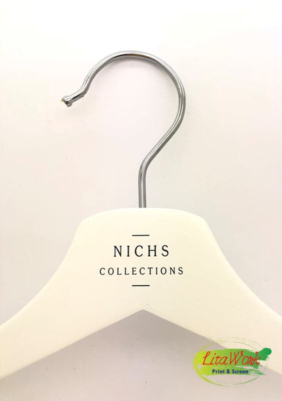 สกรีนไม้แขวนเสื้อ NICHS | รับสกรีนโลโก้ สกรีนราคาถูก งานด่วน ไม่มีขั้นต่ำ