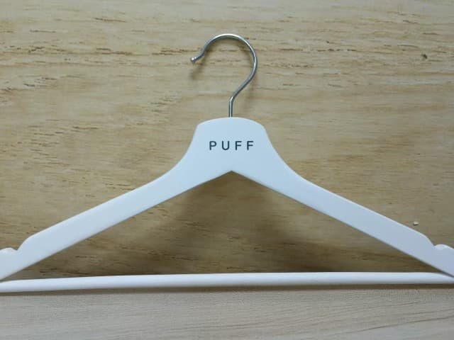 สกรีนไม้แขวนเสื้อ PUFF | รับสกรีนโลโก้ ราคาถูก ไม่มีขั้นต่ำ
