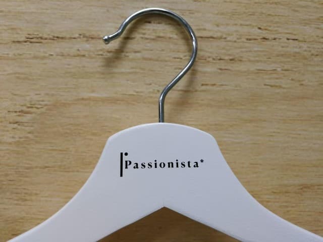 สกรีนไม้แขวนเสื้อ Passionista