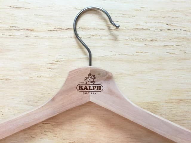 สกรีนไม้แขวนเสื้อ RALPH | รับสกรีนโลโก้ ราคาถูก ไม่มีขั้นต่ำ