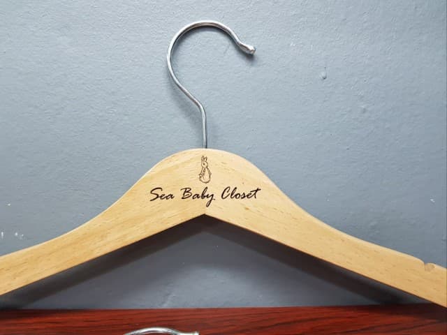 สกรีนไม้แขวนเสื้อ SEA Baby cloret | รับสกรีนโลโก้ ราคาถูก ไม่มีขั้นต่ำ