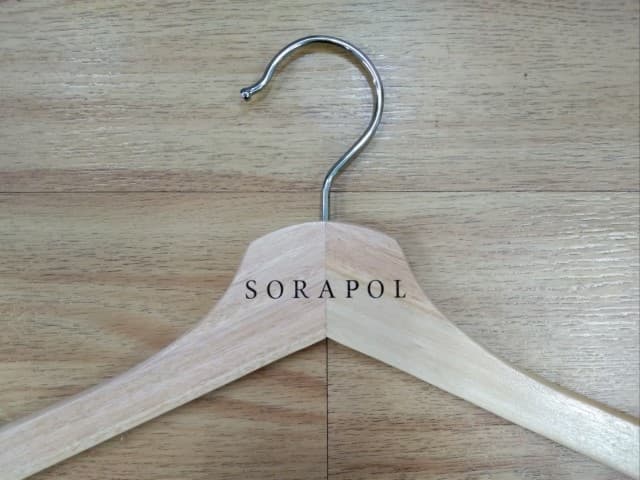สกรีนไม้แขวนเสื้อ SORAPOL