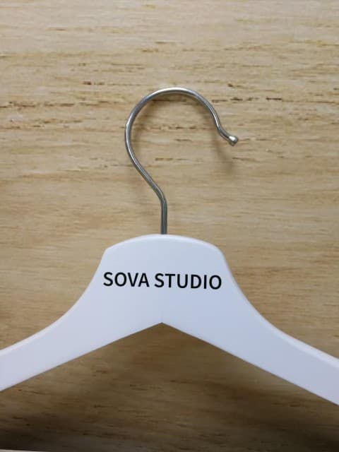 สกรีนไม้แขวนเสื้อ SOVA STUDIO | รับสกรีนโลโก้ ราคาถูก ไม่มีขั้นต่ำ
