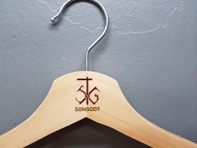 สกรีนไม้แขวนเสื้อ STG SONGOD7 | รับสกรีนโลโก้ ราคาถูก ไม่มีขั้นต่ำ