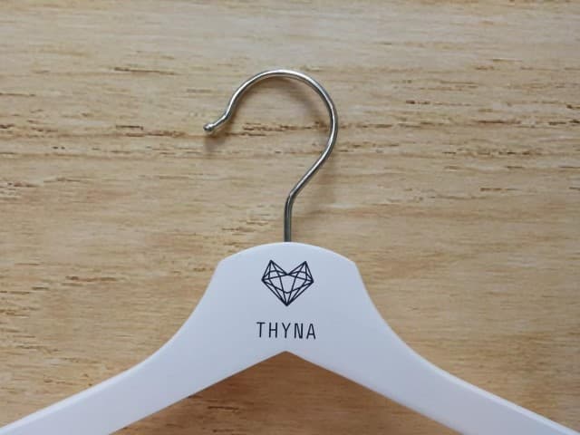 สกรีนไม้แขวนเสื้อ THYNA | รับสกรีนโลโก้ ราคาถูก ไม่มีขั้นต่ำ