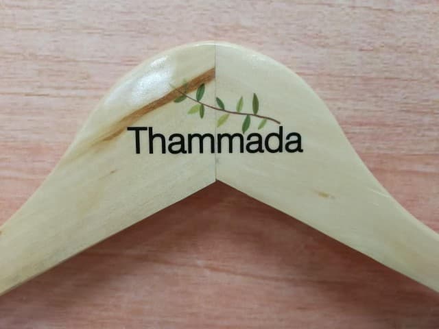 สกรีนไม้แขวนเสื้อ Thammada