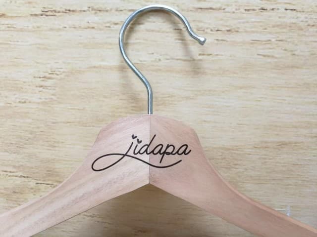 สกรีนไม้แขวนเสื้อ jidapa | รับสกรีนโลโก้ ราคาถูก ไม่มีขั้นต่ำ