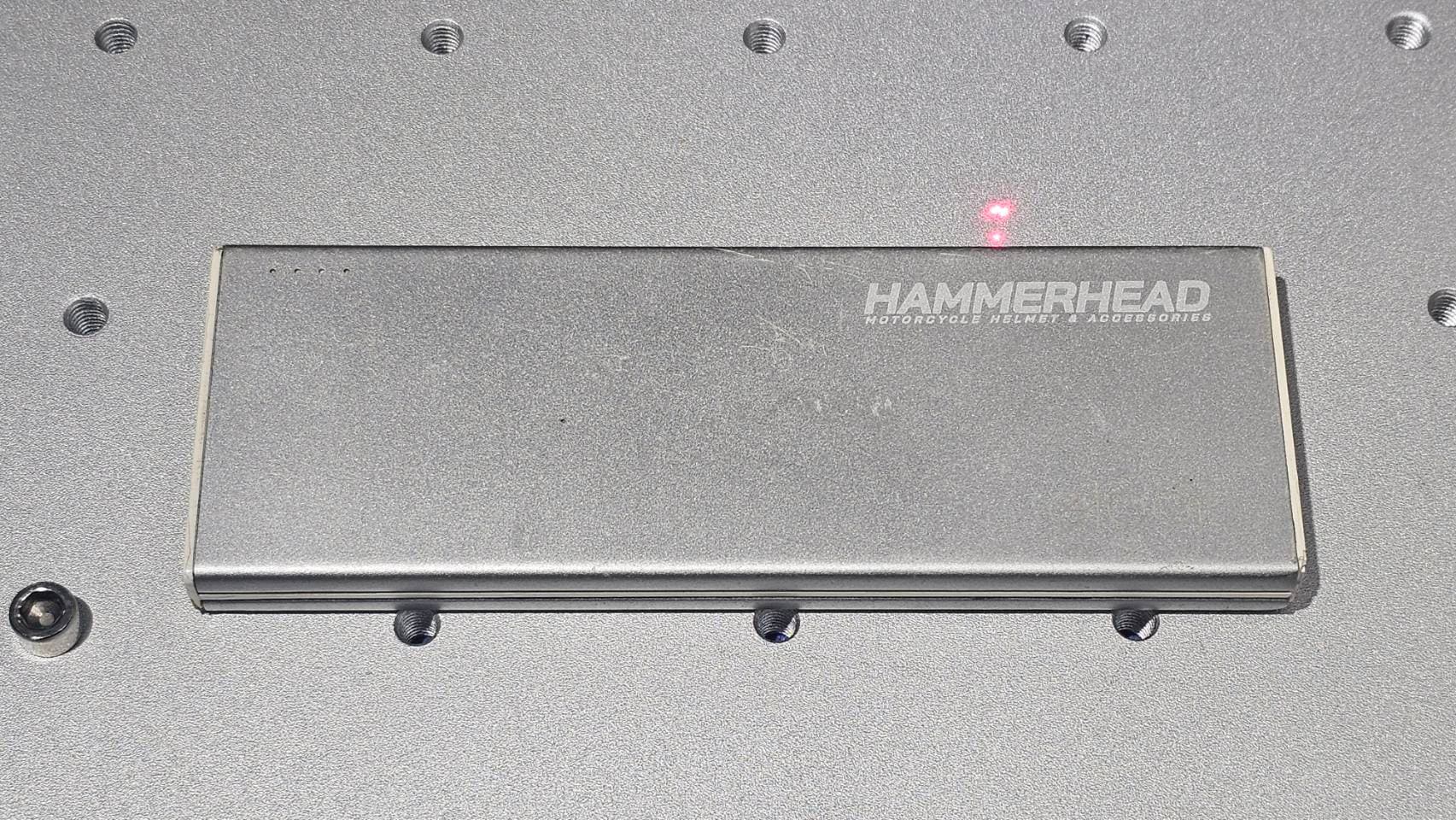 เลเซอร์พาวเวอร์แบงค์สแตนเลส Hammerhead | แกะสลักด้วยเลเซอร์ 1 ชิ้นทำได้