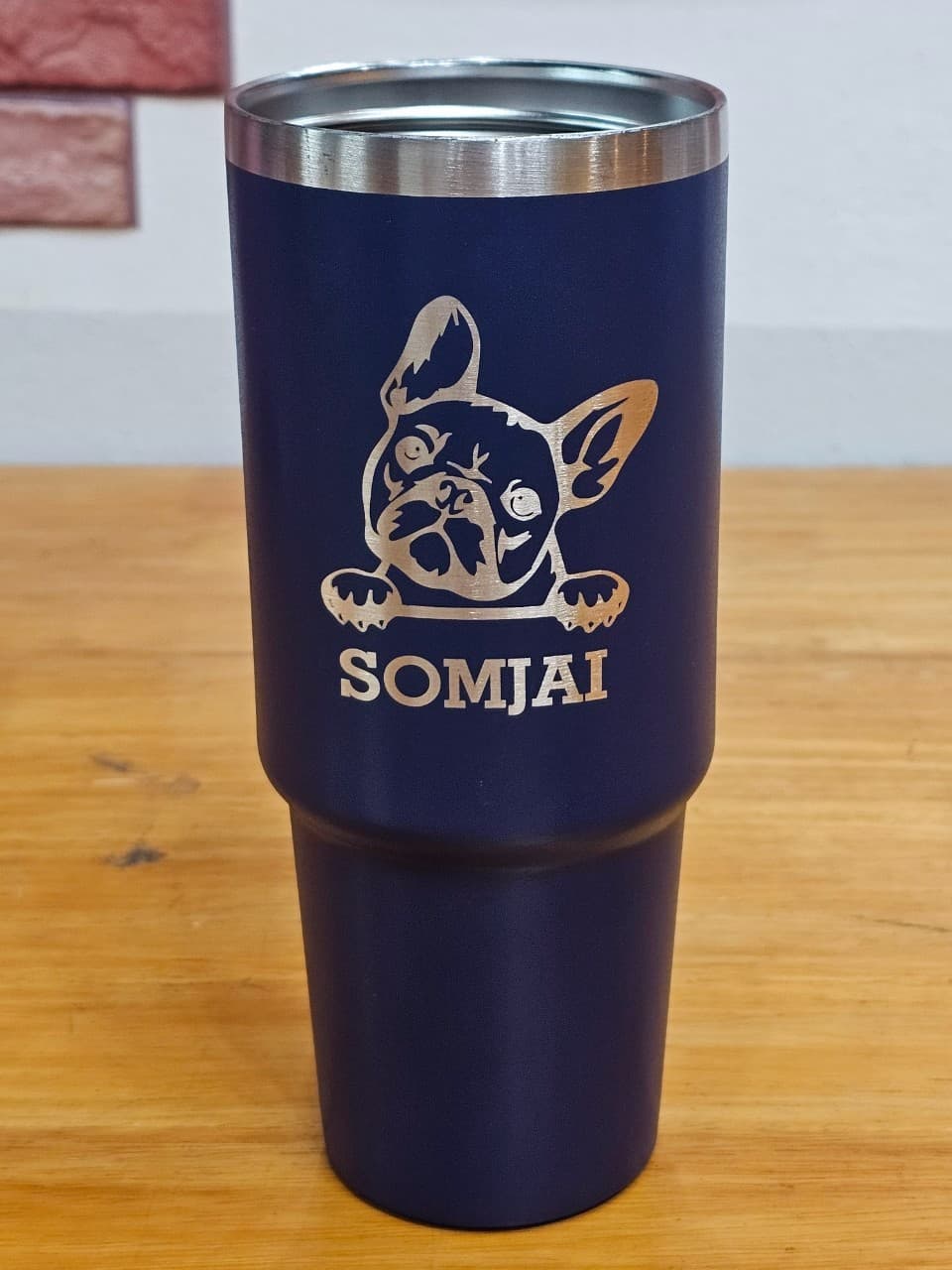 ผลงานเลเซอร์สลักโลโก้แก้วเก็บความเย็นรูปน้องหมา SOMJAI สลักลายเส้นคมชัดบนผิวสีกรมท่า