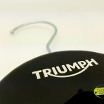 สกรีนโลโก้ TRIUMPH ลงบนไม้แขวนเสื้อ